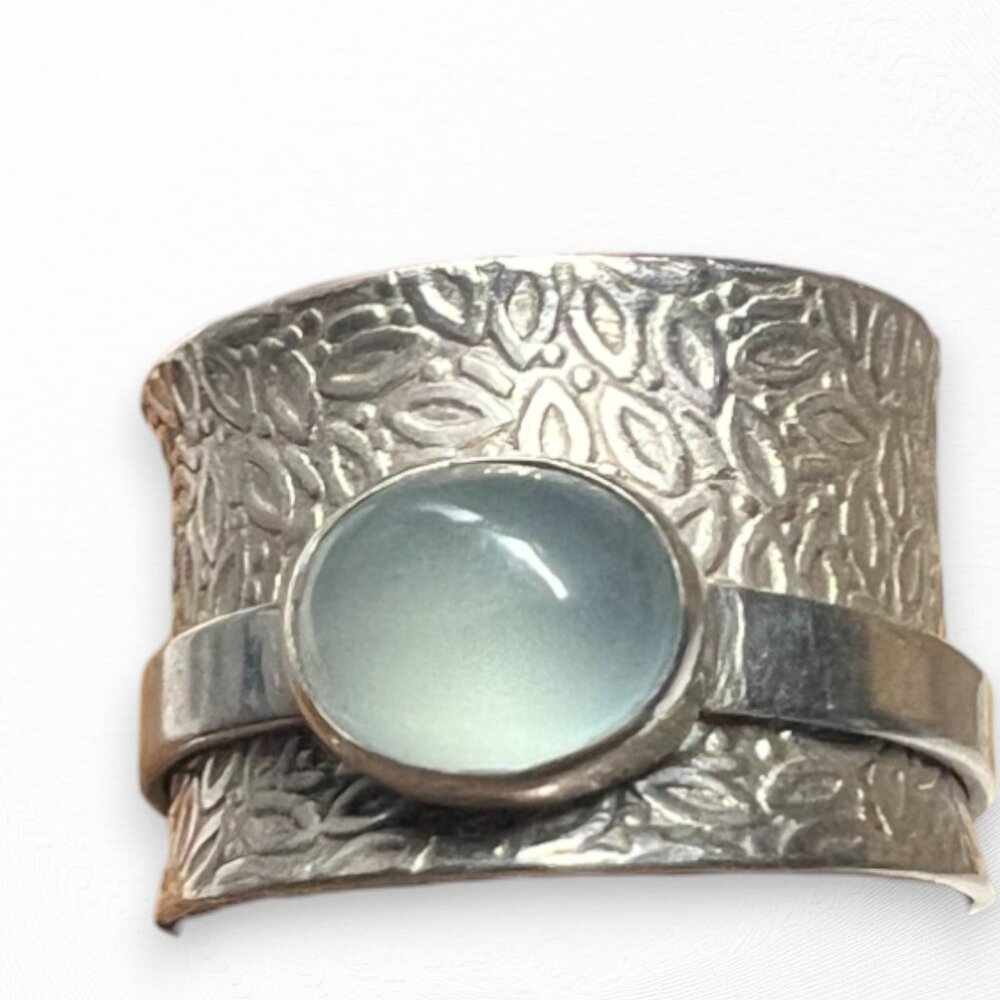 Silver spinner ring with soft green color moonstone size 8